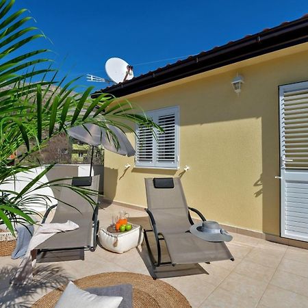 Luxury Villa Lelu With Heated Saltwater Pool, Parking, High Speed Internet, Bbq, Žrnovnica 外观 照片